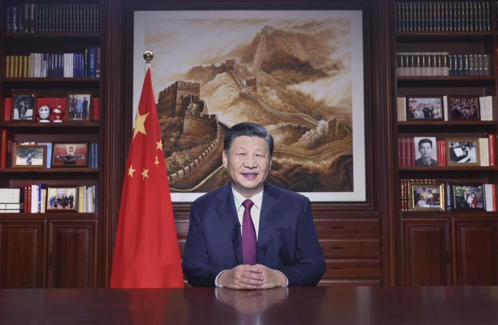 新年前夕，國(guó)家主席習(xí)近平通過(guò)中央廣播電視總臺(tái)和互聯(lián)網(wǎng)，發(fā)表二〇二二年新年賀詞。 新華社記者 鞠鵬 攝