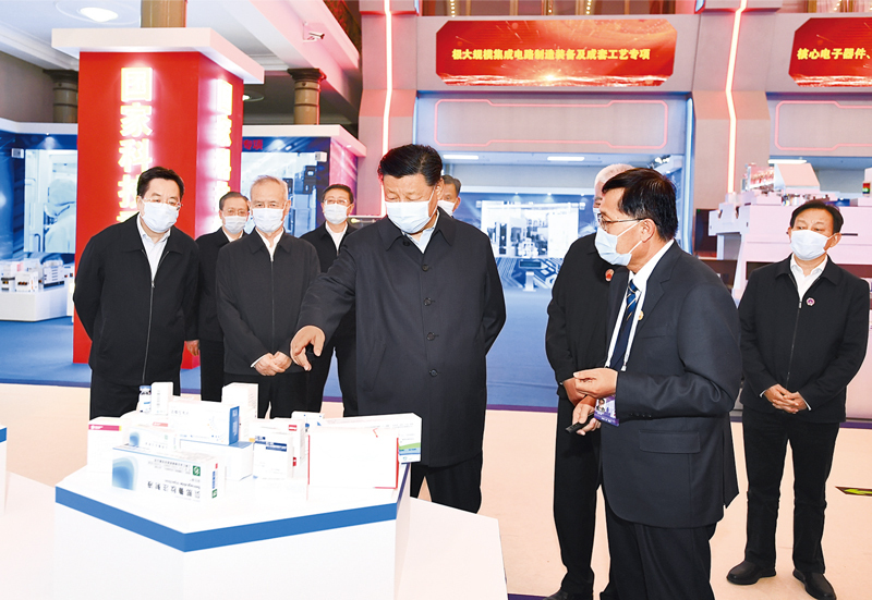 2021年10月26日，中共中央總書記、國家主席、中央軍委主席習(xí)近平在北京展覽館參觀國家“十三五”科技創(chuàng)新成就展。 新華社記者 謝環(huán)馳/攝