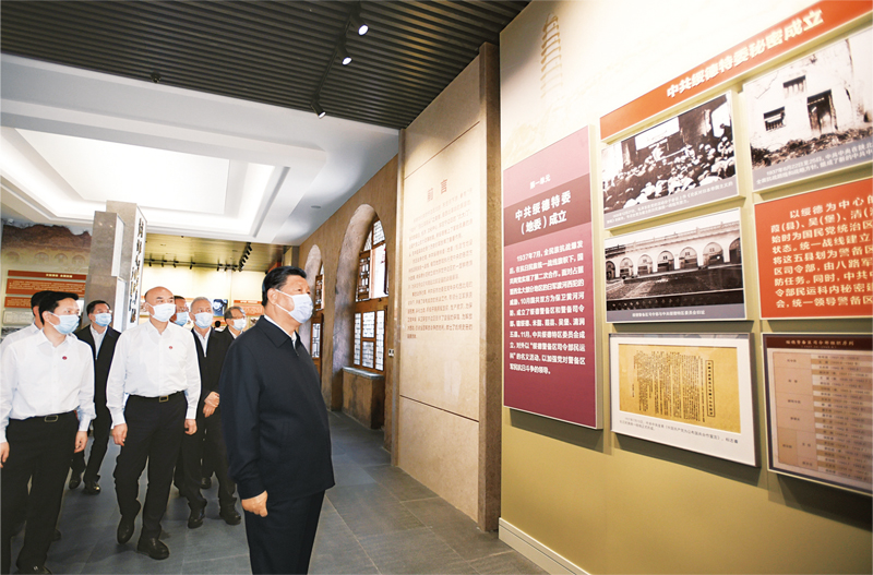2021年9月13日至14日，中共中央總書記、國家主席、中央軍委主席習(xí)近平在陜西省榆林市考察。這是14日上午，習(xí)近平在中共綏德地委舊址考察。 新華社記者 李學(xué)仁/攝